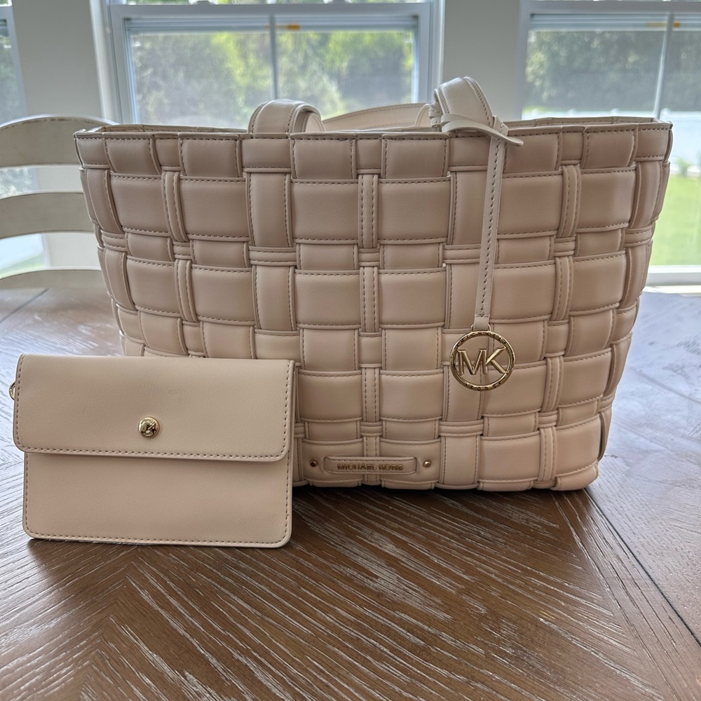 NWT Michael Kors Ivy MD tote in Lt Cream